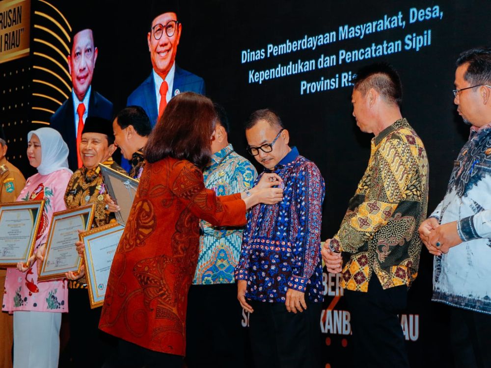 Pj Bupati Kampar, Firdaus saat menerima penghargaan dari Kemendes PDTT.(foto: mcr)