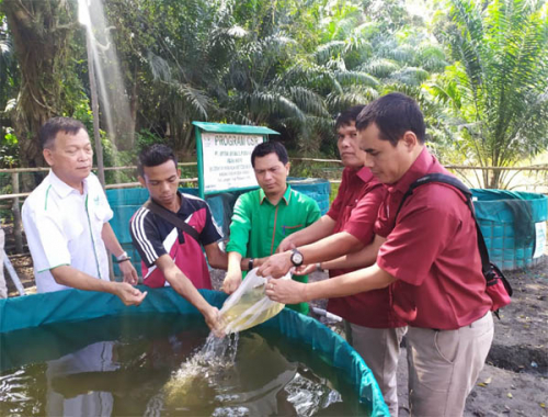  GroupManager PT Mitra Unggul Pusaka saat memberikan bantuan bibit ikan kepada Karang Taruna di Desa Tambak.