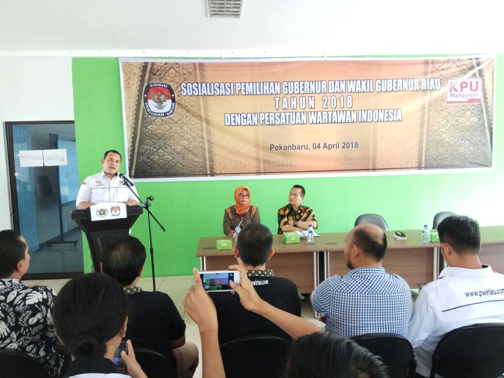 Sosialisasi Pemilihan Gubernur Riau (Pilgubri) 2018 ini digelar di aula Kantor PWI Riau Jalan Arifin Achmad, Pekanbaru Rabu (4/4/2018).