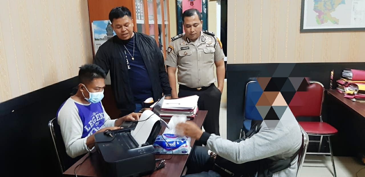 Pemilik akun Facebook berinisial LH (30) warga Dusun Kumu Baru, Desa Rambah Kecamatan Rambah Hilir, Rohul, diamakan Unit Tipiter Sat Reskrim Polres Rohul karena sebarkan berita hoax terkait COVID-19. 