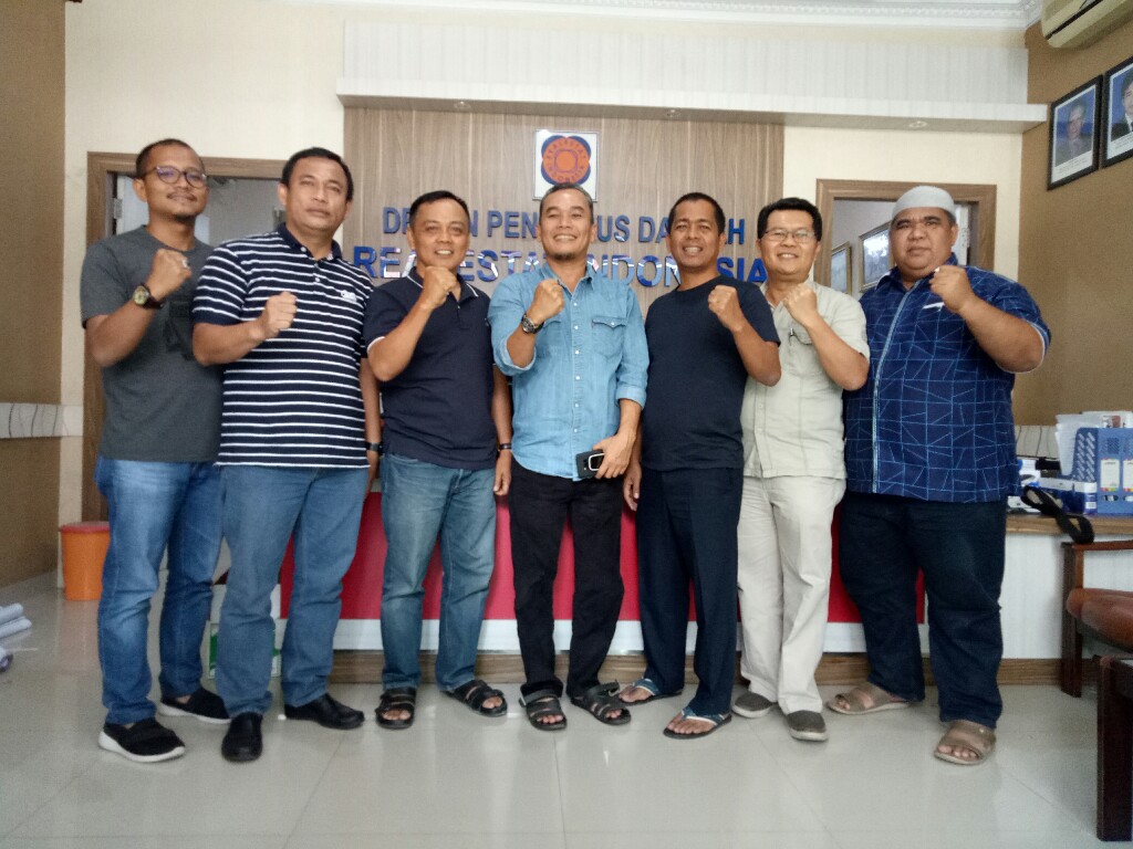 Ketua pelaksana REI Expo 2018 foto bersama pengurus DPD REI Riau