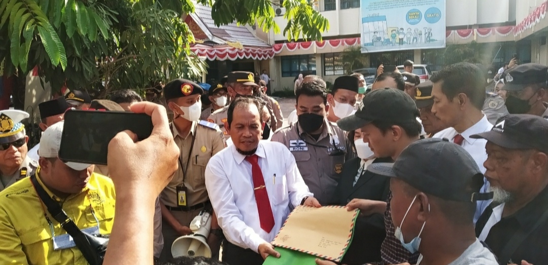 Tuntutan massa diterima perwakilan BPN Riau. 