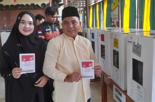 Wabup Pelalawan, Nasarudin gunakan hak pilih di TPS 005.(foto: andi/halloriau.com)