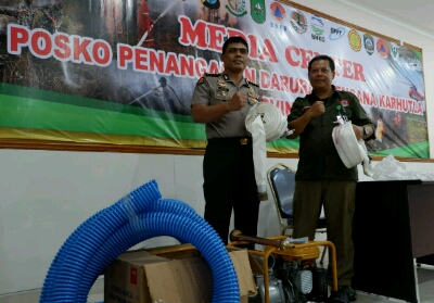 Polda Riau menyerahkan 10 mesin pompa air ke BPBD Riau.
