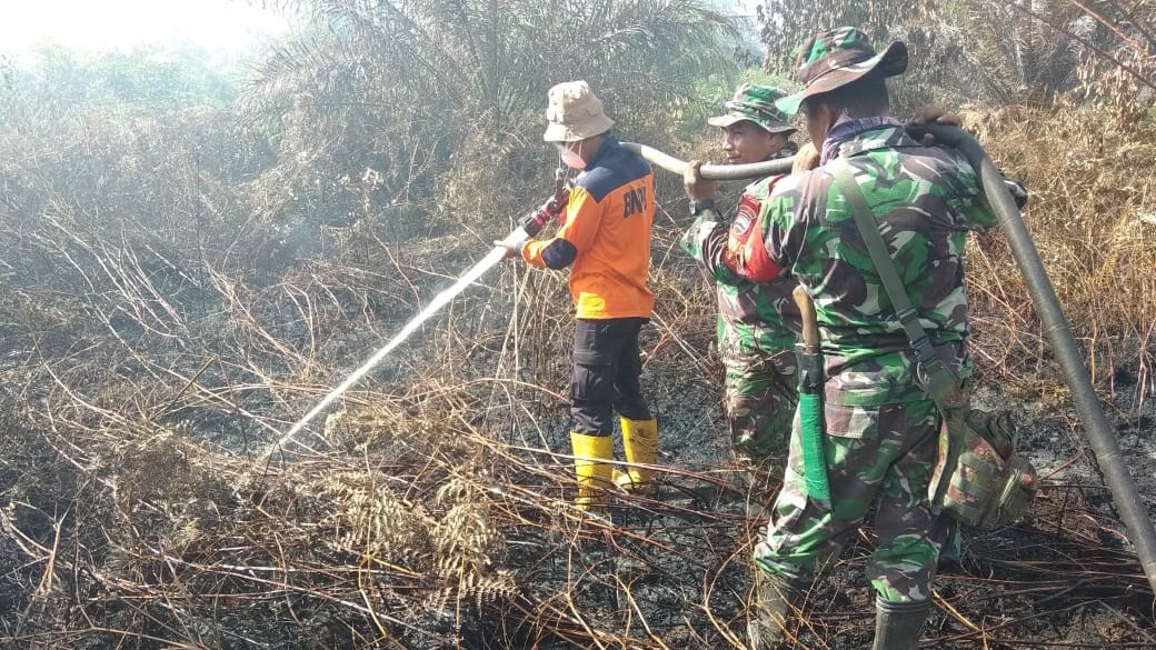 Tim gabungan memadamkan kebakaran lahan di Kelurahan Bangsal Aceh baru-baru ini.
