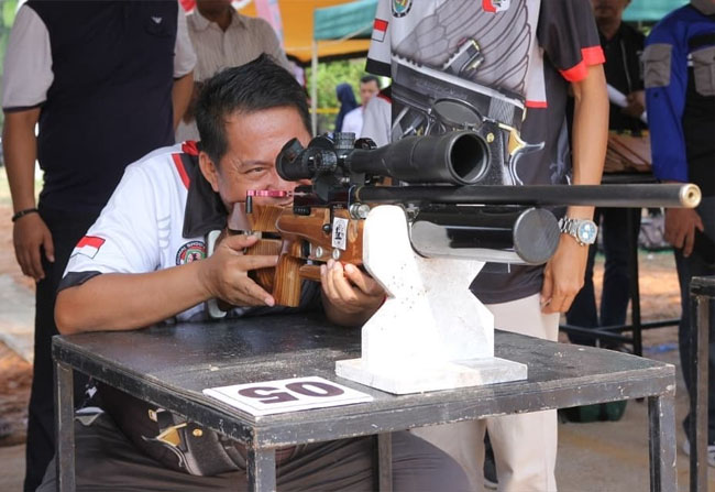  Wawako Dumai Eko Suharjo SE latihan menembak pada acara turnamen menembak Sempena HUT DSC ke - 4 di lapangan tembak Perbakin Dumai Sabtu kemarin.