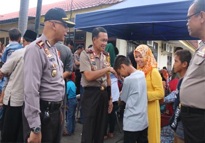 Salah seorang anak salami Kapolda Riau, Irjen Pol Nandang.