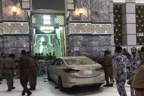 Petugas mengamankan mobil yang menabrak Masjidil Haram bersama dengan seorang pria.