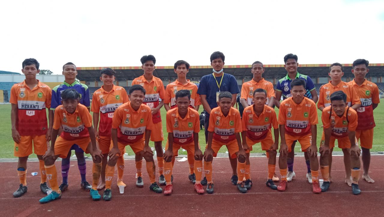 PS Kepulauan Meranti berfoto bersama sebelum menjamu PS Bengkalis di Stadion Kaharuddin Nasution, Pekanbaru