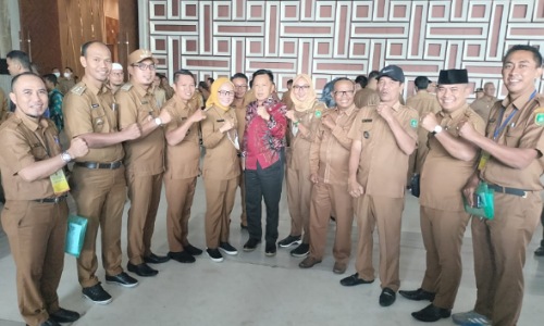 Sejumlah Kades, Camat dan Kepala OPD Pemkab Meranti hadiri Rakor bersama Gubri di Pekanbaru.(foto: ali/halloriau.com)