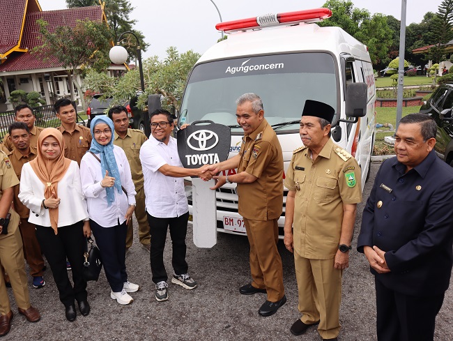 Penyerahan ambulans dilaksanakan di kantor Gubernur Riau, dihadiri perwakilan manajemen Agung Concern dan Agung Toyota (foto/ist)