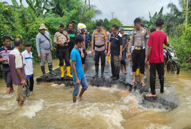 Kapolres Inhu saat meninjau lokasi jalan putus akibat banjir.