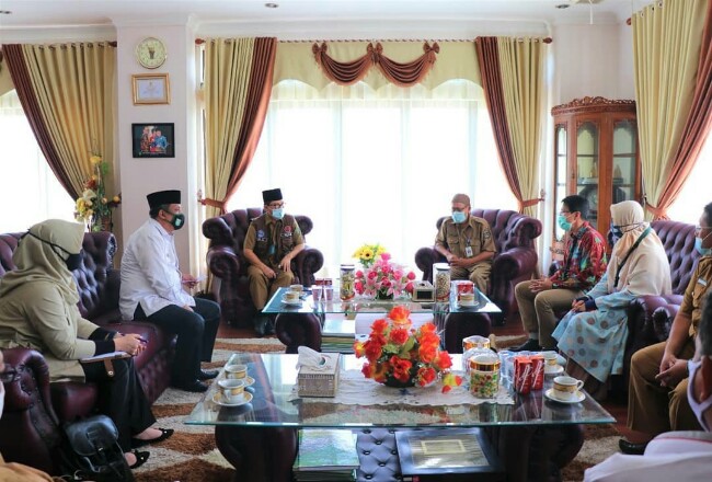 Walikota Dumai H Zulkifli As menerima kunjungan tim dari Tanoto Foundation dalam rangka melanjutkan kerjasama di bidang pendidikan, Senin kemarin di kantor walikota Dumai.
