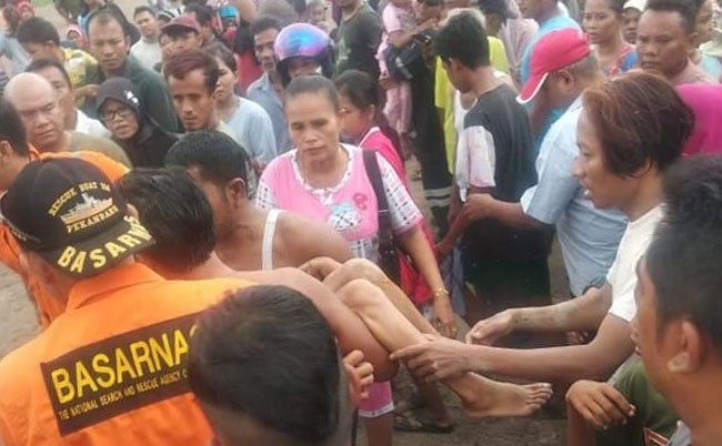   Tim Basarnas bersama warga setempat berhasil menemukan bocah yang tenggelam di waduk Perumahan PT Pelindo Dumai.