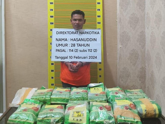 Pria yang diduga bandar narkoba diamankan di Kabupaten Langkat, Sumut (foto/ist)
