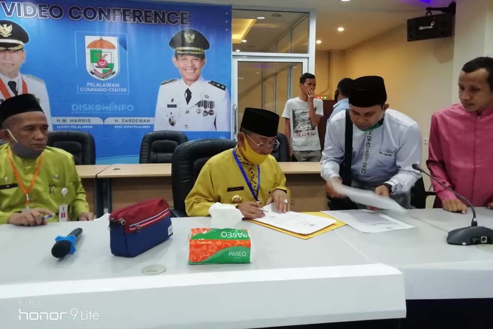   Bupati Pelalawan saat menandatangani surat dukungan pendirian PSDKU Politeknik Negeri Padang di Pelalawan, disaksikan Sekdakab Pelalawan Drs HT Mukhlis M. Si dan koordinator AKNP, Yumisri S.Sos. 