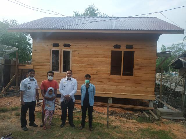 Camat Tebingtinggi, Rayan Pribadi SH didampingi Lurah Selatpanjang Kota, Khairi meninjau progres pembangunan Rumah Tidak  Layak Huni (RTLH) salah satu warga di Jalan Manggis Gang Buntu, Kelurahan Selatpanjang Kota.