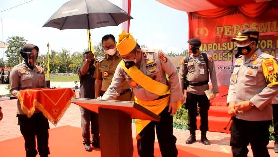 Wakapolda Riau Brigjend Pol Tabana Bangun meresmikan markas polisi Sub Sektor Pekaitan, Kecamatan Pekaitan, Kabupaten Rohil, Selasa (23/2/2021)