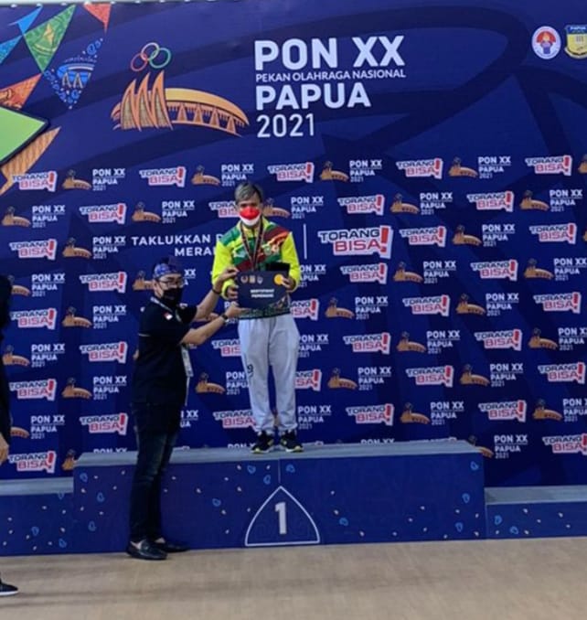 Atlet Riau Muhammad Try Saputra meraih medali emas PON Papua lewat senam artistik nomor palang tunggal putra perorangan, Senin (4/10). (Ist)