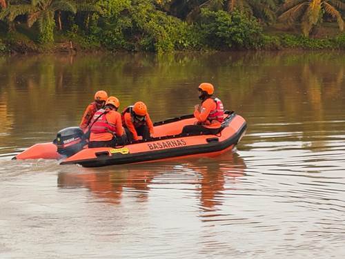 Pencarian bocah tenggelam Tengku Faza Al Farizi, di Sungai Kampar. 
