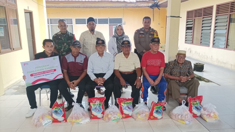Veteran menerima bantuan sembako dari IZI Riau (foto/ist)