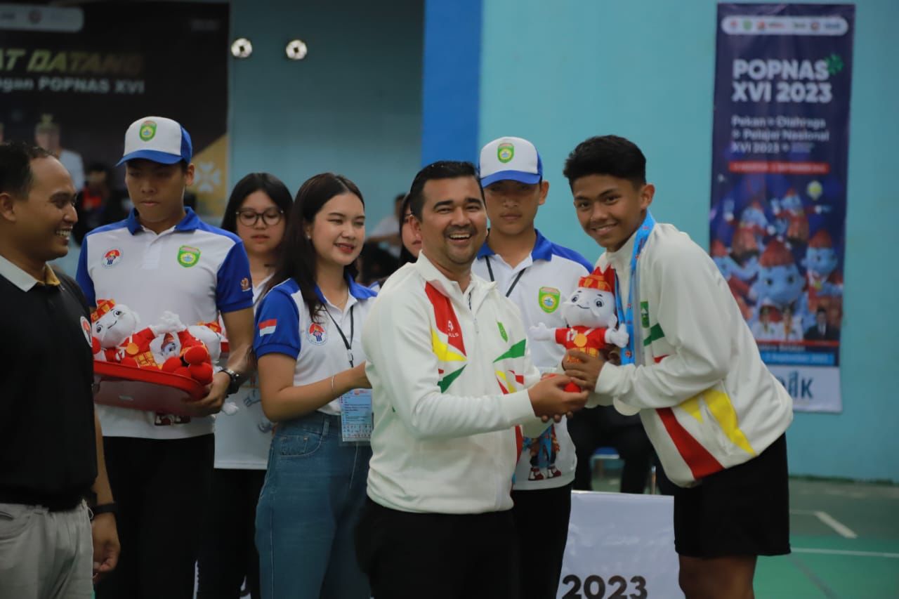 Kadispora Riau, Boby Rachmat menyerahkan medali kepada peraih juara di Popnas XVI 2023.(foto: rahmat/halloriau.com)