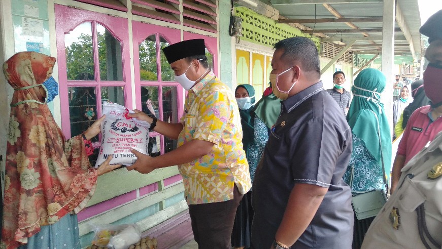 Camat Rambah Arie Gunadi didampingi Kades RTH Rudi Hartono, bagikan paket sembako ke warga secara langsung. Pemdes RTH bagikan 310 paket sembako serta 3500 helai masker kain gratis ke warga.