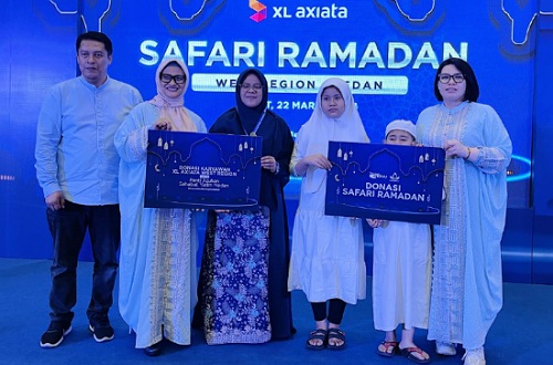 Manajemen XL Axiata saat Safari Ramadan dan salurkan donasi router untuk Perguruan Islam.(foto: istimewa)