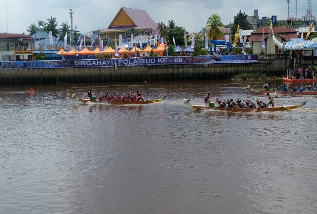 Para atlet dayung berkompetisi dalam Event Festival Dragon Boat piala Kapolda Cup 2019. 