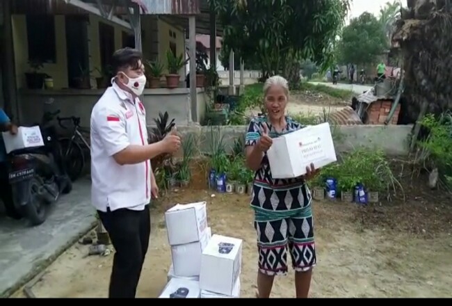 Projo Riau saat menyerahkan sembako kepada warga yang membutuhkan.