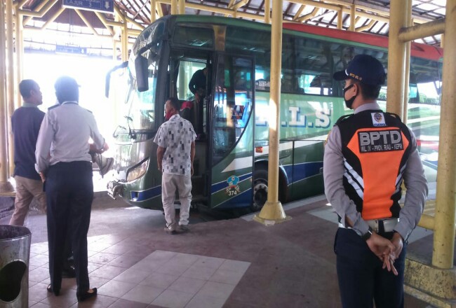 Salah satu bus sedang menaiki penumpang di Terminal Tipe A Bandar Raya Payung Sekaki, Kota Pekanbaru, Senin (8/6/2020). 
