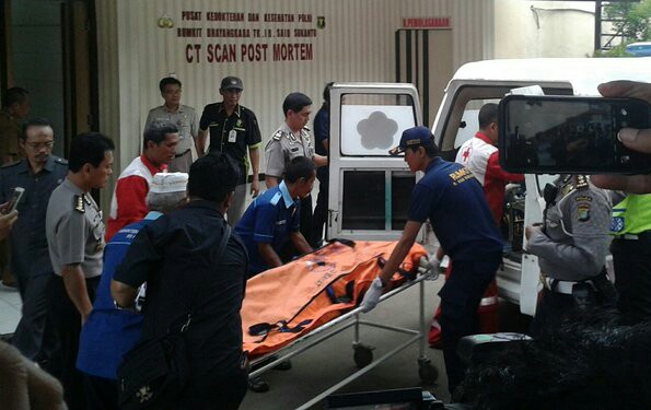 <font size="2">Evakuasi korban teror di Sarinah, Jakarta.</font>