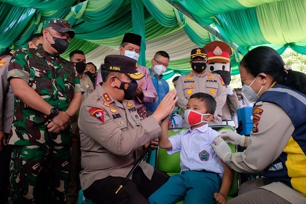  Kapolda Riau Irjen Pol Mohammad Iqbal, meminta percepatan vaksinasi covid-19 terus dilakukan.