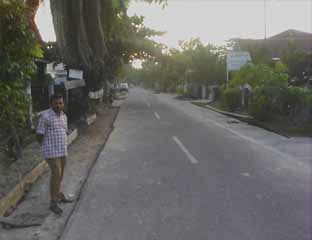  Proyek pelebaran jalan dengan berbasis semenisasi di Jalan Ketitiran, Sukajadi tanpa plank proyek.