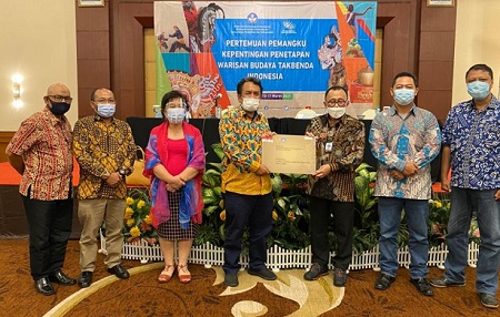 Penyerahan sertifikat WBTb tersebut disampaikan oleh Sekretaris Ditjen Kebudayaan Kemendikbud RI, Fitra Arda.