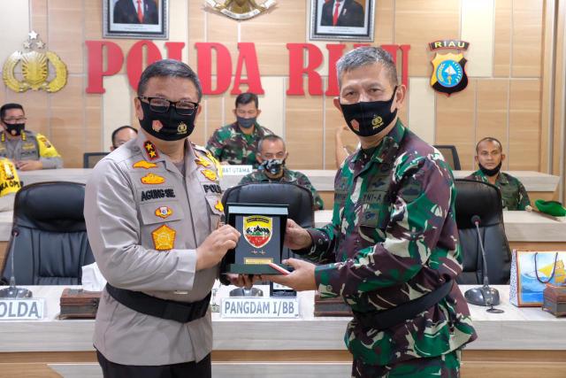 Panglima Kodam I Bukit Barisan Mayjen TNI Irwansyah M.A., M.cs menerima cinderamata dari Kapolda Riau Irjen Pol Agung Setia Imam Effendi SH SIK MSI.