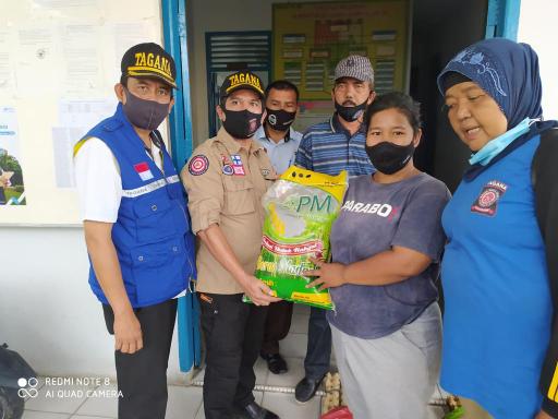 Penyerahan bantuan kepada korban kebakaran di Kampung Dalam Pekanbaru.