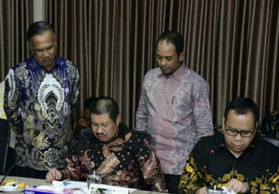 Bupati Bengkalis Amril Mukminin bersama Bupati Kepulauan Meranti Iwan Nasir menandatangani kesepakatan bersama penanganan abrasi. Foto: ANTARA