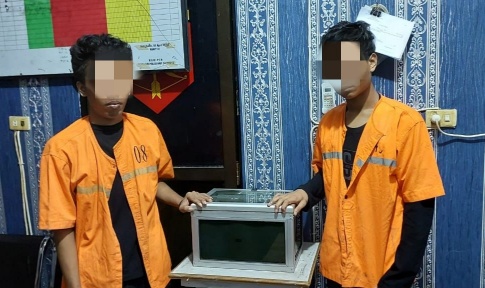 Dua pelaku pencurian kotak infak masjid di Bengkalis (foto/zul)