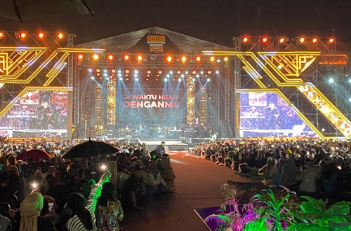 Konser Virgoun di Lancang Kuning Carnival diguyur hujan.(foto: sri/halloriau.com)