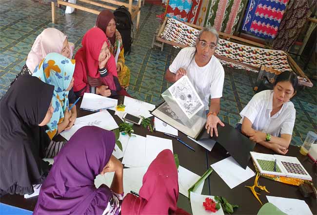 Para pembatik Rumah Batik Andalan binaan Program CD RAPP dan APR sedang mengikuti pelatihan membatik lanjutan bersama dua seniman kriya dari Yogyakarta, Senin (13/01/20), di BPPUT, Townsite II, Pangkalan Kerinci.