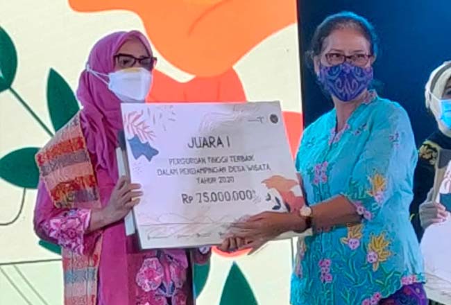 Ketua STP Riau Eni Sumiarsih (kiri) menerima penghargaan setelah meraih peringkat terbaik Pendampingan Desa Wisata 2020 yang diadakan Kementerian Pariwisata dan Ekonomi Kreatif (Kemenparekraf) di Jakarta pada Rabu (2/12/2020).