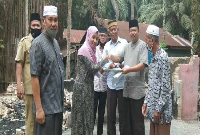 Penyerahan dana bantuan oleh LAM Riau Kawasan.