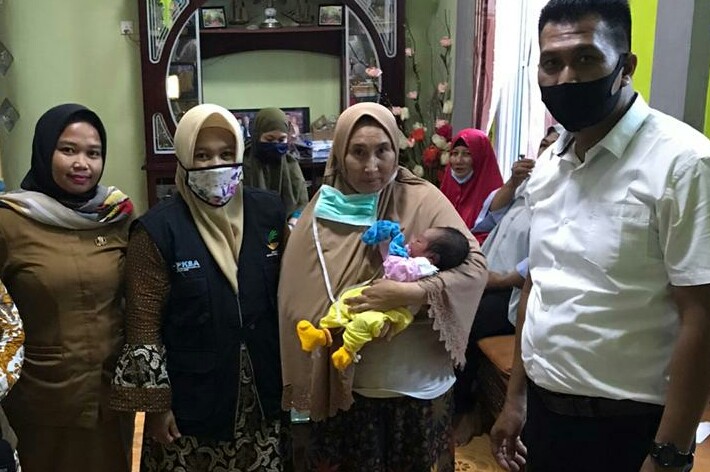Serah terima bayi yang ditemukan dalam kantong plastik dari Polsek Rangsang ke Dinsos-P3A Kabupaten Kepulauan Meranti.