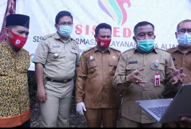 Asisten II Setda Rohul M Ruslan didampingi Camat Kabun dan Kades Aliantan M Rois, launching program SISPEDAL.
