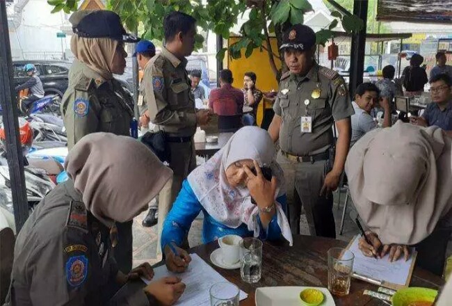 ASN Pemko Pekanbaru terjaring razia Satpol PP di kedai kopi saat jam kerja, Jumat (18/10/2019). Foto: Tribunpekanbaru