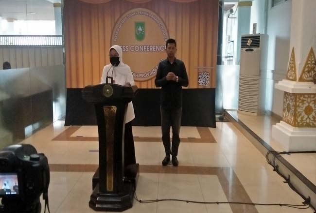 Kadiskes Riau Mimi Yuliani Nazir ssat konferensi pers.