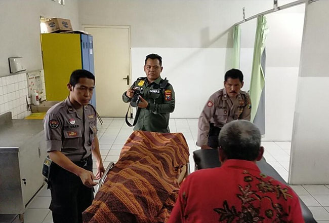 Jasad pelaku di kamar mayat RSU dr Soetomo. Foto: Detik