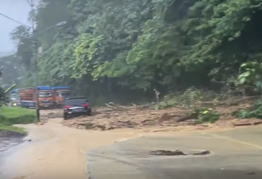 Akses jalan Padang-Solok, Sumatera Barat, lumpuh total pada Jumat (24/9/2021).

