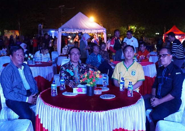 Bupati Kabupaten Indragiri Hilir (Inhil), HM Wardan nonton bareng masyarakat laga final Piala Dunia 2018.